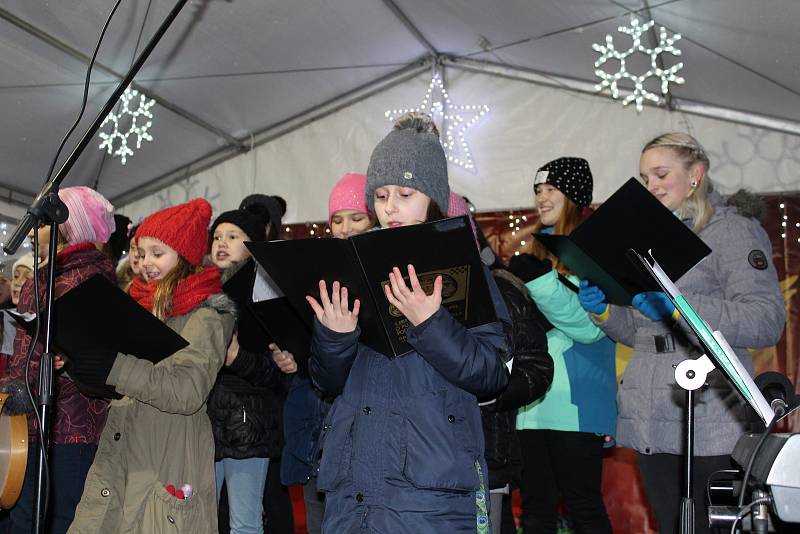 Přímo s Litoměřickým deníkem a sborem Modrásci na Mírovém náměstí v Litoměřicích koledy zpívalo odhadem dvě stě lidí.