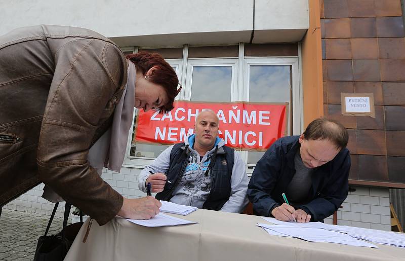 Několik stovek nespokojených občanů dorazilo ve středu 1. května k městské nemocnici. Lidé protestovali proti prodeji nemocnice.