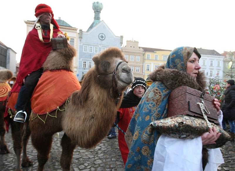 Návštěvníci sobotních adventních trhů na litoměřickém Mírovém náměstí viděli průvod do Betléma