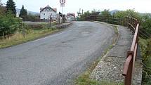 Most nad železnicí v Libochovanech slouží jediný možný příjezd do dolní části obce pro těžší vozidla. Několik let je už ale ve velmi špatném stavu. Správa železnic slíbila jeho opravu.