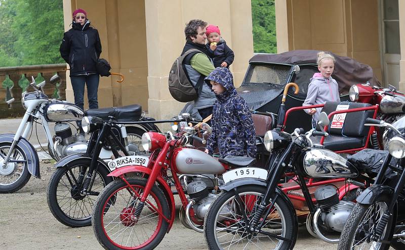 Tradiční závod autoveteránů O pohár hraběte Chotka z Velkého Března do Ploskovic a zpět.