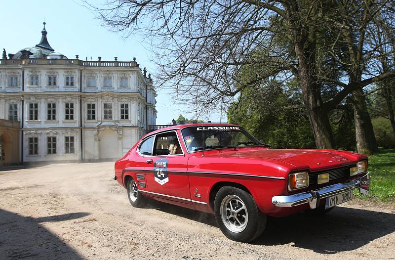 Zámek v Ploskovicích se stal svědkem průjezdu 4. ročníku setinové rallye historických vozidel