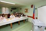 V Medvědicích na Lovosicku mají volební místnost v kabinách fotbalového hřiště