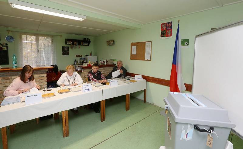 V Medvědicích na Lovosicku mají volební místnost v kabinách fotbalového hřiště