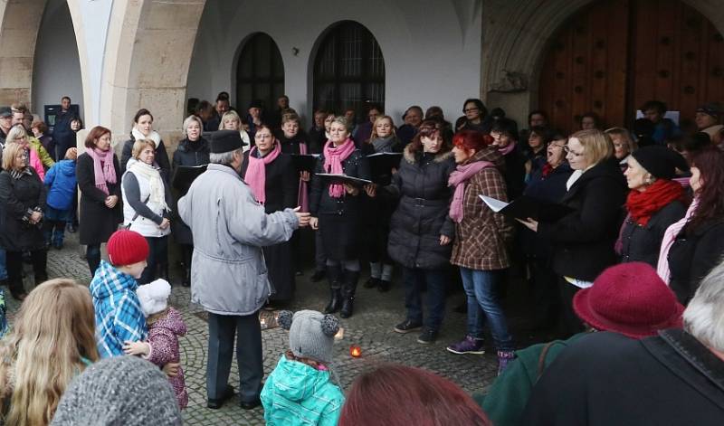 ŠTĚDRODENNÍ ZPÍVÁNÍ sboru Cantica Bohemica na náměstí v Litoměřicích.