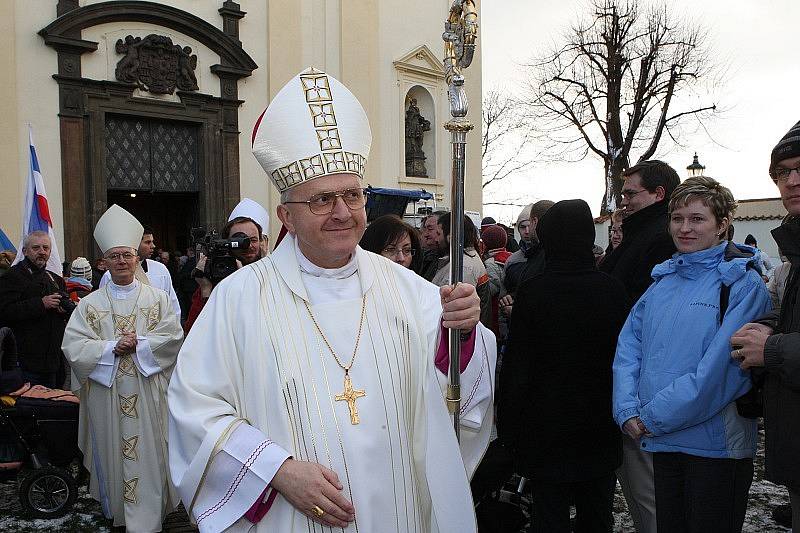 Biskup Jan Baxant mezi věřícími.