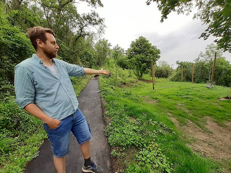 Eliáš Molnár a Klára Slunečková citlivě rekonstruovali starou lisovnu v Brzánkách na Podřipsku, chtějí tu pořádat svatby, první bude ta jejich.