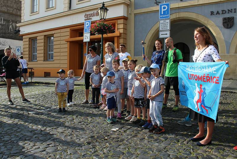 Mírový běh v Litoměřicích. Ještě před startem další etapy se běžci setkali se zástupci iniciativy Rozběháme Litoměřice, místostarostou Lukasem Wünschem a dětmi z dechového stacionáře v Tylově ulici.