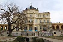 Na zámku v Ploskovicích se postupně dokončuje oprava fasády, oken a dveří na hlavní budově. Jarní rozkvetlý park s pávy láká na romantické procházky.