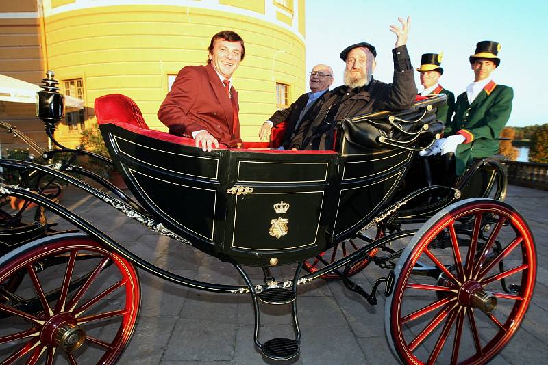 Výstavu Tři oříšky pro Popelku na Moritzburgu navštívili v roce 2009 také herci.