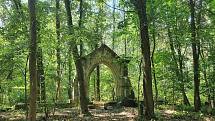 Brána ze světa živých do říše mrtvých uprostřed lesa.