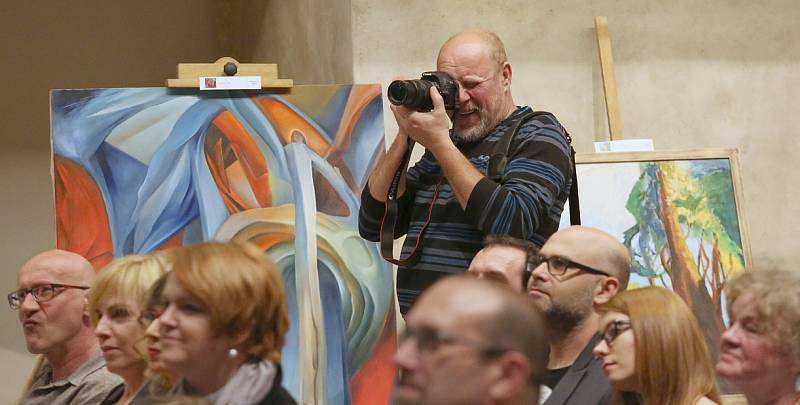 Oslava 15. narozenin Hospicu sv. Štěpána v litoměřickém hradu byla spojená s benefiční aukcí uměleckých fotografií a výtvarných děl. 