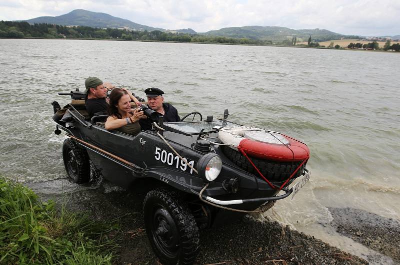 Obojživelná vozidla brázdila jezero Chmelař u Úštěku