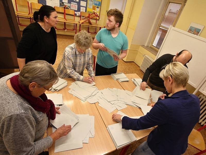 Sčítání hlasů ve volební místnosti v litoměřické ZŠ Máchova