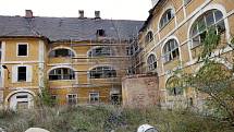 Žižkovy kasárny v Terezíně začali opravovat. Dělníci zajišťují stropy, aby mohli pokračovat na půdě domu.