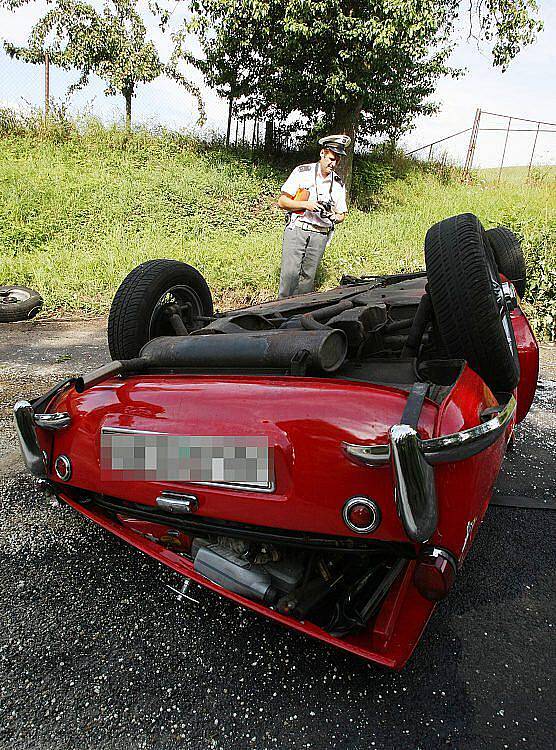 Dopravní nehoda veterána Triumph Spitfire Mk2 v obci Býčkovice.