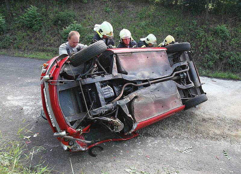 Dopravní nehoda veterána Triumph Spitfire Mk2 v obci Býčkovice.