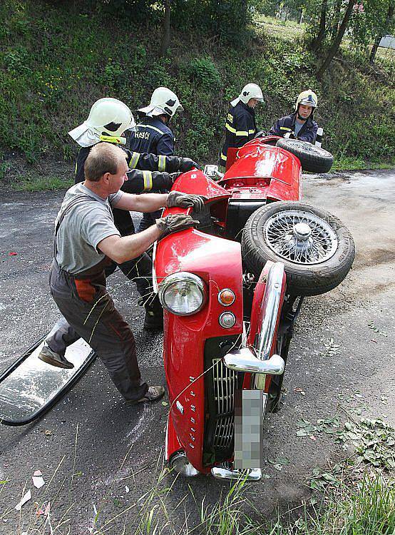 Dopravní nehoda veterána Triumph Spitfire Mk2 v obci Býčkovice.