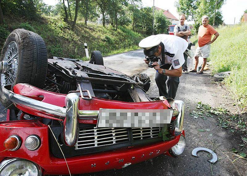 Dopravní nehoda veterána Triumph Spitfire Mk2 v obci Býčkovice.