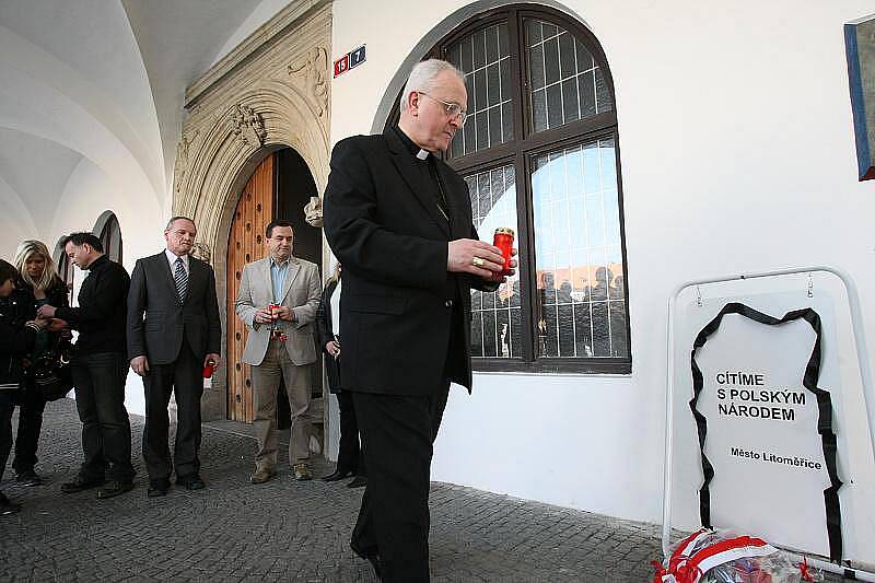 Před budovou litoměřické radnice uctili představitelé města památku tragicky zesnulých Poláků.