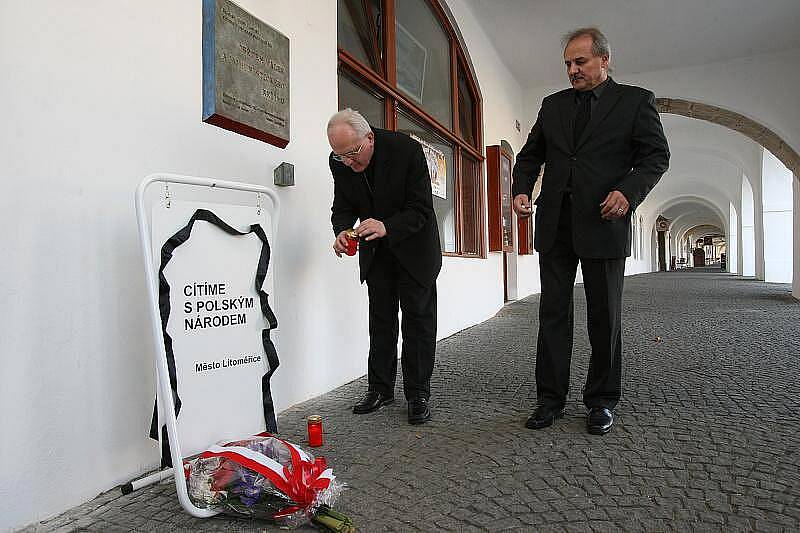 Před budovou litoměřické radnice uctili představitelé města památku tragicky zesnulých Poláků.