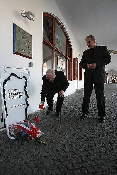 Před budovou litoměřické radnice uctili představitelé města památku tragicky zesnulých Poláků.