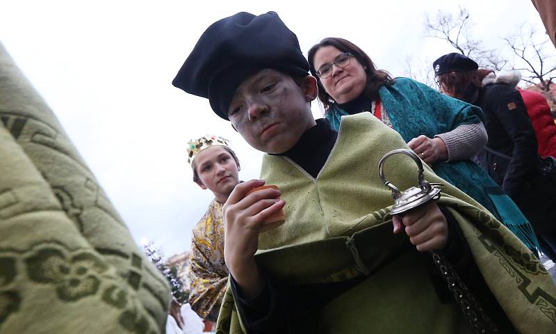 Tradiční živý betlém začal průvodem na Dómské náměstí, kde proběhla scénka o narození Ježiše.