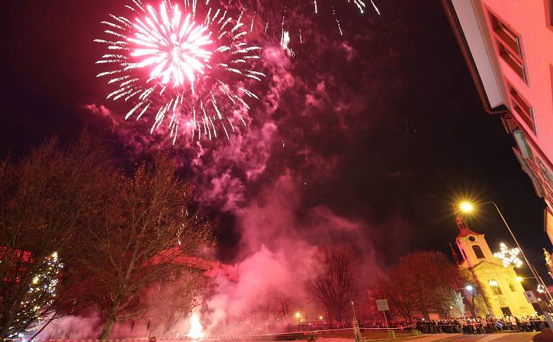 Stovky lidí dorazily na již tradiční silvestrovský ohňostroj do Lovosic.