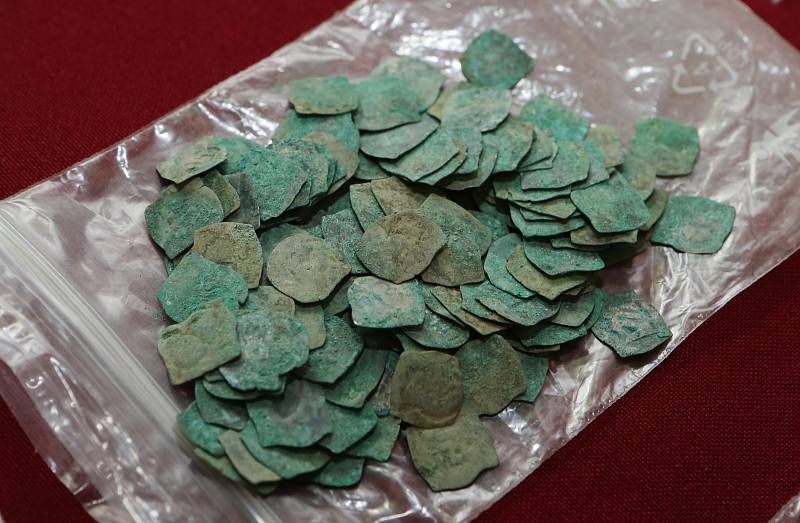 Hledači pokladů s detektory kovu nalezli na poli u Roudnice nad Labem vzácný nález stříbrných mincí z doby 14. a 15 století. Mince odevzdali do Podřipského muzea.