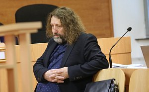 Miroslav Závada u Krajského soudu v Ústí nad Labem. Tam čelí obžalobě z pokusu o vraždu. Archivní foto