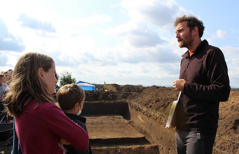 Archeologové u Dušníků nedaleko hory Říp odhalili zachovalou mohylu z doby asi 3800 let př. n. l. Tento týden se s jejich výzkumem mohla seznámit i široká veřejnost.