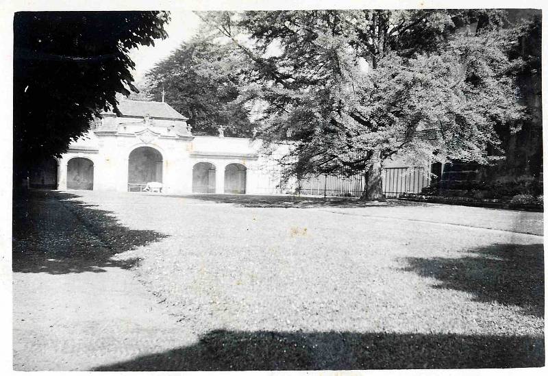 Archivní snímek z areálu doksanského zámku v červenci roku 1944.