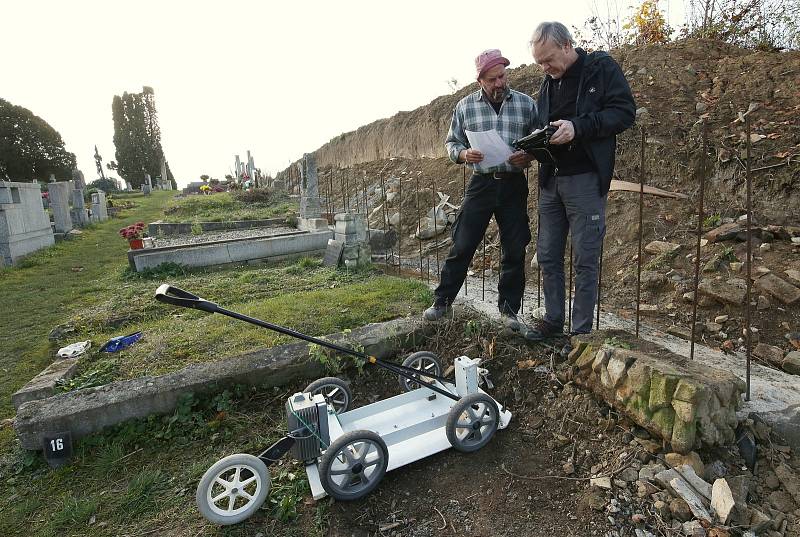 Průzkum georadarem na hřbitově v Čížkovicích na Litoměřicku