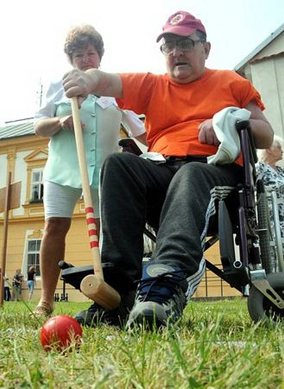 Deset družstev z domovů pro seniory, chráněného bydlení a pečovatelského domu z bývalých okresů Litoměřice, Teplice a Ústí nad Labem se ve středu utkalo při sportovních hrách seniorů v Čížkovicích.