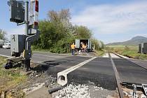 Železniční přejezd mezi stanicemi Horní Řepčice a Liběšice je po závěrečných úpravách sklonu odtokového žlabu opět bez problémů sjízdný.