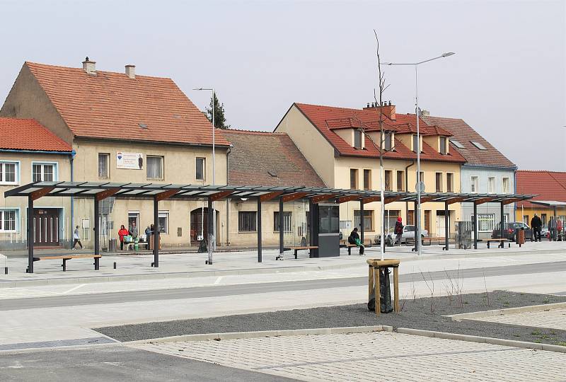 Revitalizace autobusového nádraží v Libochovicích je u konce.