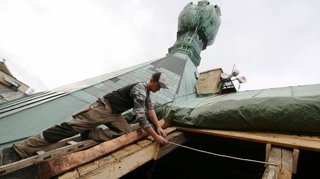 Mistři tesaři pokračují opravou trámů střechy pod věží Kalich na litoměřické radnici