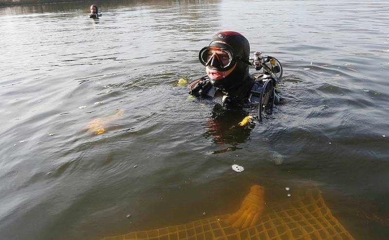 Potápěči zamykali a uklízeli jezero v Píšťanech