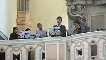 V roudnickém kostele Narození Panny Marie sloužil requiem pražský arcibiskup Dominik kardinál Duka.