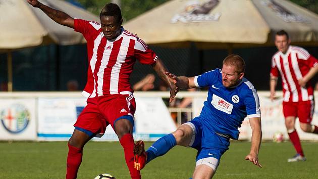 Fotbalisté Brozan (v pruhovaném) vyhráli i v Úvalech. 