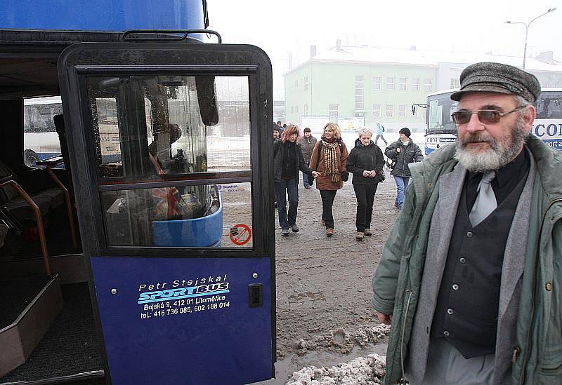 Stávkující odboráři z Litoměřic vyrazili v půl jedenácté autobusem do Ústí nad Labem, kde se účastní demonstrace na Lidickém náměstí.