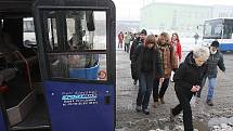 Stávkující odboráři z Litoměřic vyrazili v půl jedenácté autobusem do Ústí nad Labem, kde se účastní demonstrace na Lidickém náměstí.