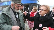 Stávkující odboráři z Litoměřic vyrazili v půl jedenácté autobusem do Ústí nad Labem, kde se účastní demonstrace na Lidickém náměstí.