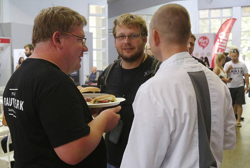 Na 6. ročníku Gastro Food Festu se představilo na 70 vystavovatelů z oboru gastronomie, kteří návštěvníky lákali na řadu nových laskomin připravených například z hadího a krokodýlího masa, z žabích stehýnek i z hmyzu.