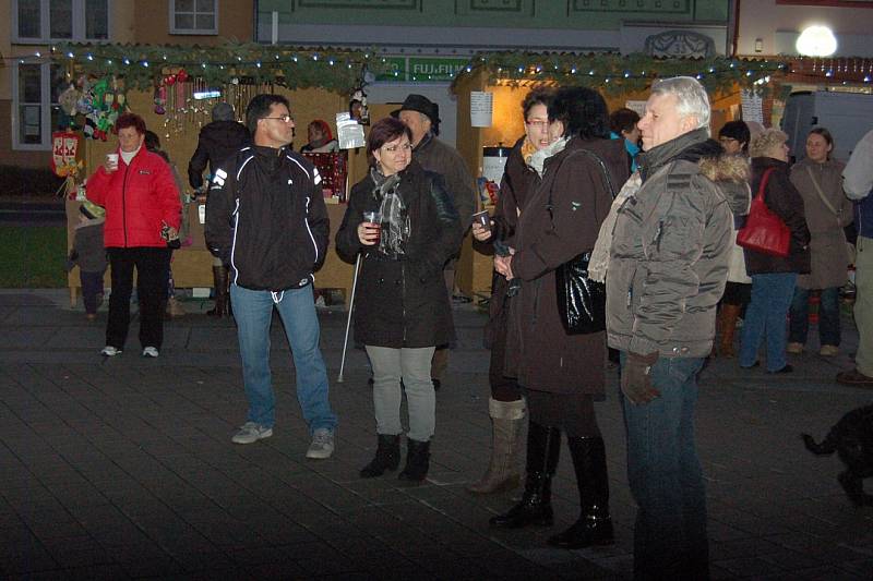 Adventní trhy a rozsvícení vánočního stromu v Lovosicích