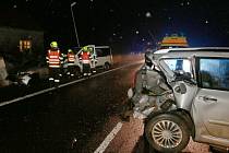 Řidič dodávky naboural v Podsedicích v úterý 20. listopadu večer do zaparkovaných aut.
