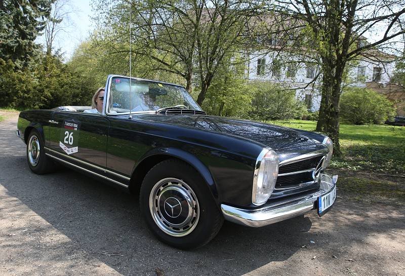 Zámek v Ploskovicích se stal svědkem průjezdu 4. ročníku setinové rallye historických vozidel