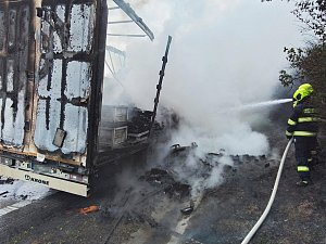 Požár návěsu kamionu na dálnici D8 u Siřejovic