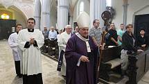 V roudnickém kostele Narození Panny Marie sloužil requiem pražský arcibiskup Dominik kardinál Duka.