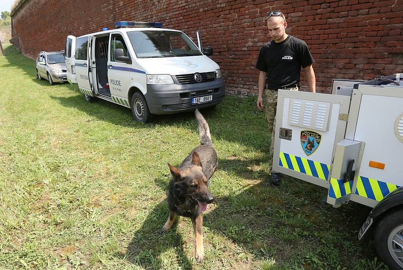 CVIČENÍ se zúčastnili členové záchranné skupiny z Prahy i policejní psovodi z Litoměřic. 